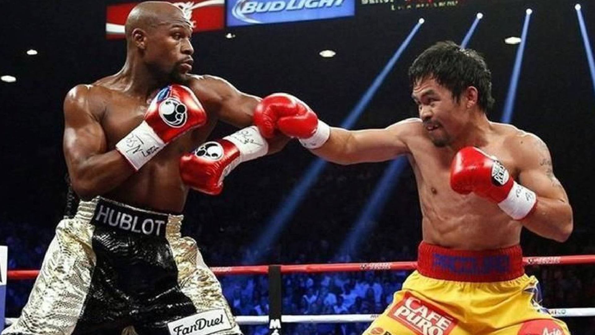 Manny Pacquiao y Floyd Mayweather durante su combate en el año 2015.